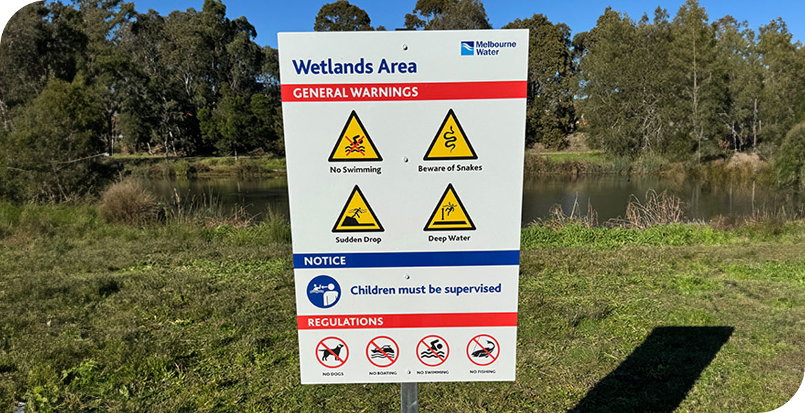 custom-aluminium-board-safety-sign-outside-river