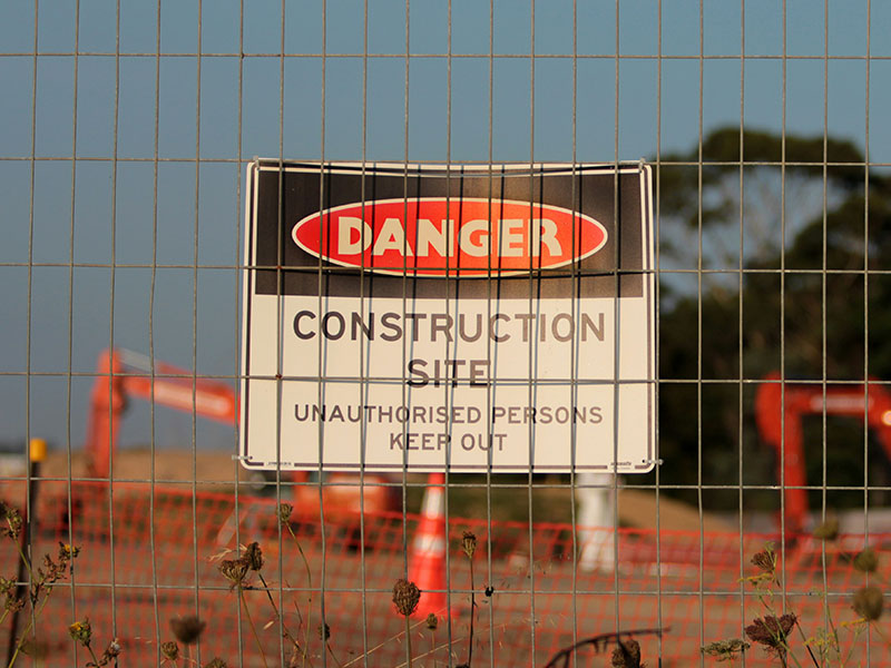 polypropylene-danger-site-safety-signage-on-temporary-fencing-for-a-construction-site