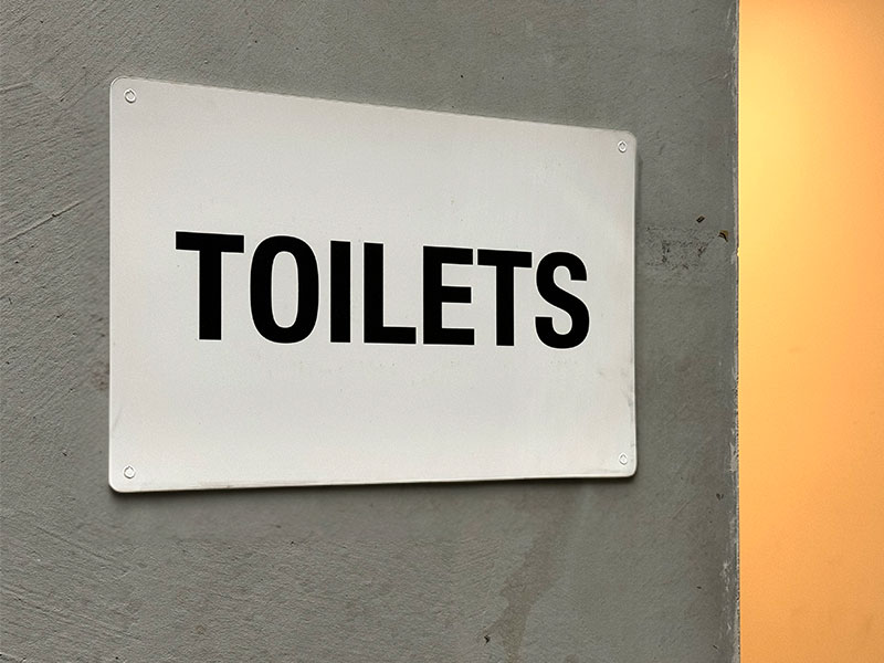 polypropylene-toilet-signage-on-concrete-wall