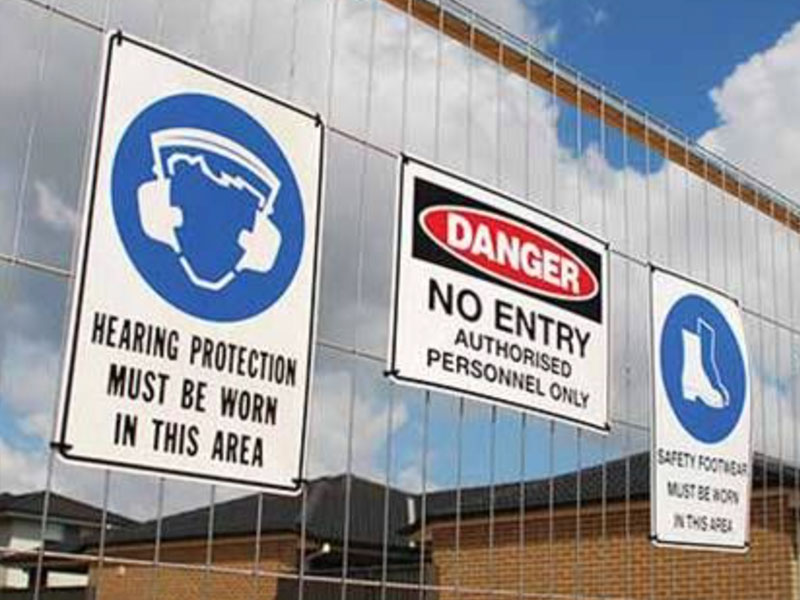 polypropylene-site-safety-signage-on-temporary-fencing