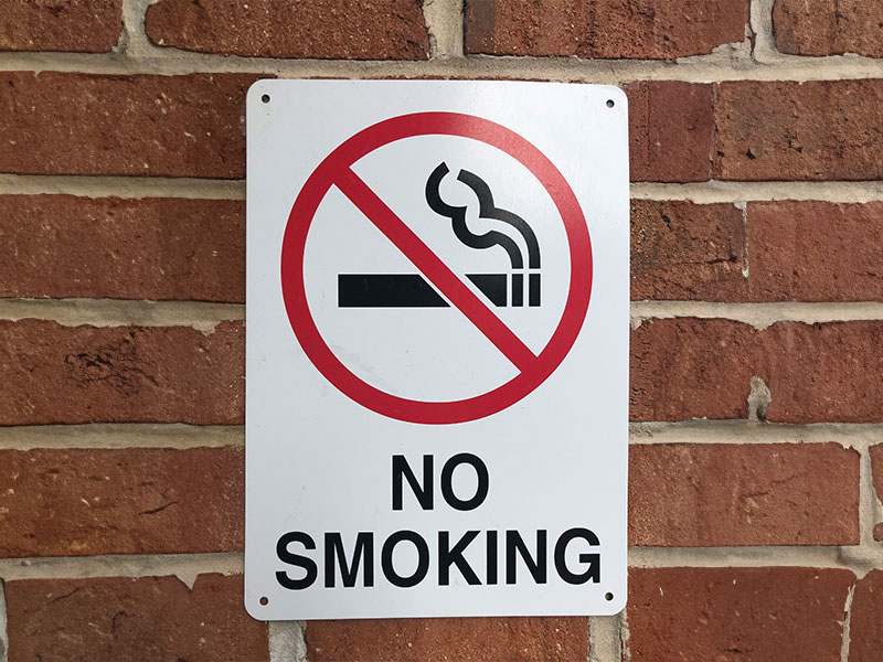 No-smoking-polypropylene-site-safety-signage-on-brick-wall